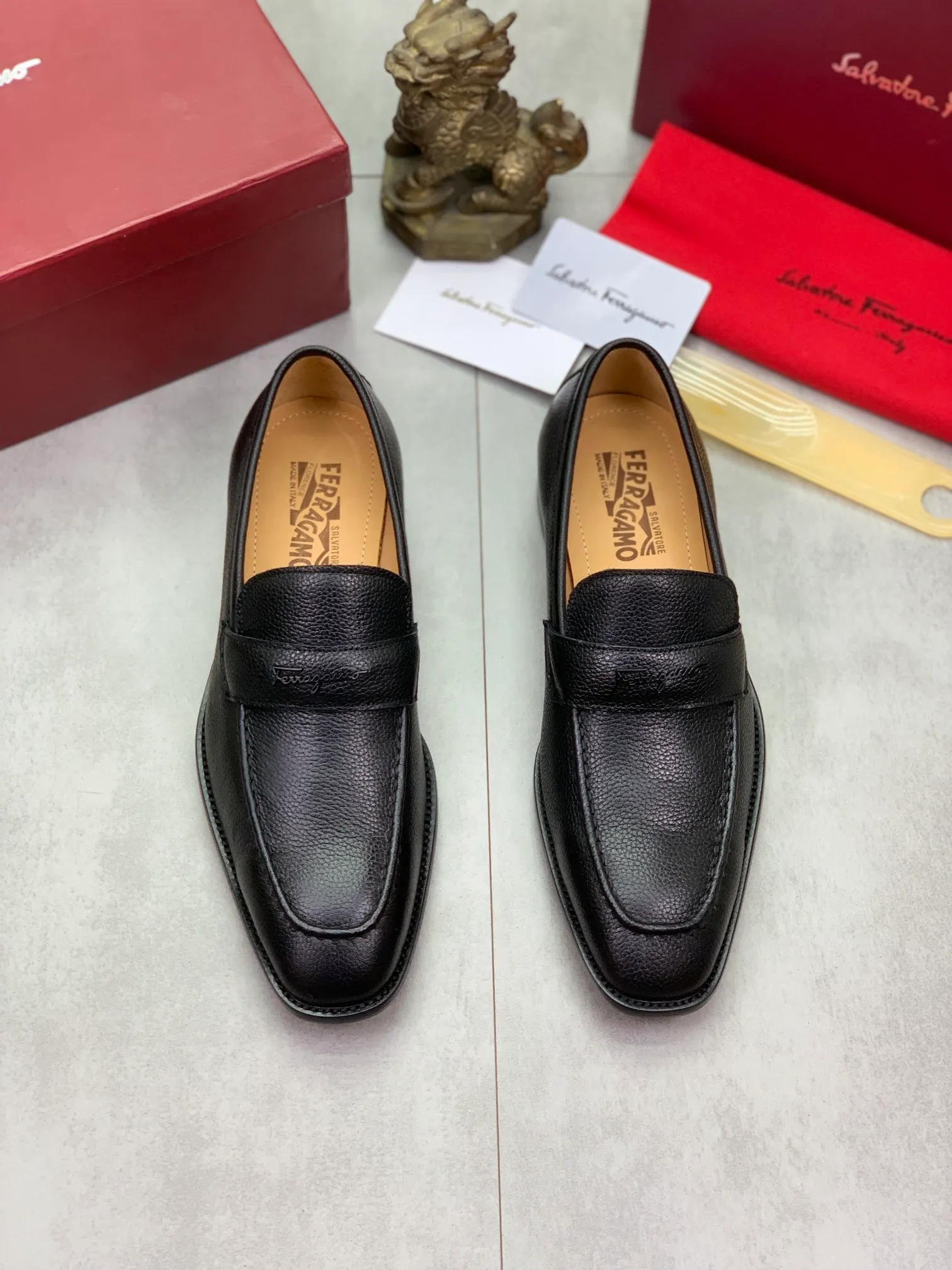 Men's men's shoes💰P460💰[New model]🆘 Water-dyed cow lining [Ferragamo] Ferragamo's latest men's over-the-foot business leather shoes🇨🇳Official website original 1:1 molding💯The first layer is made of Italian imported calfskin➕Luxurious genuine cowhide lining, soft and comfortable🌴High-end atmosphere, the first choice for high-grade men🍍38-45 Black Brown🉑️Select